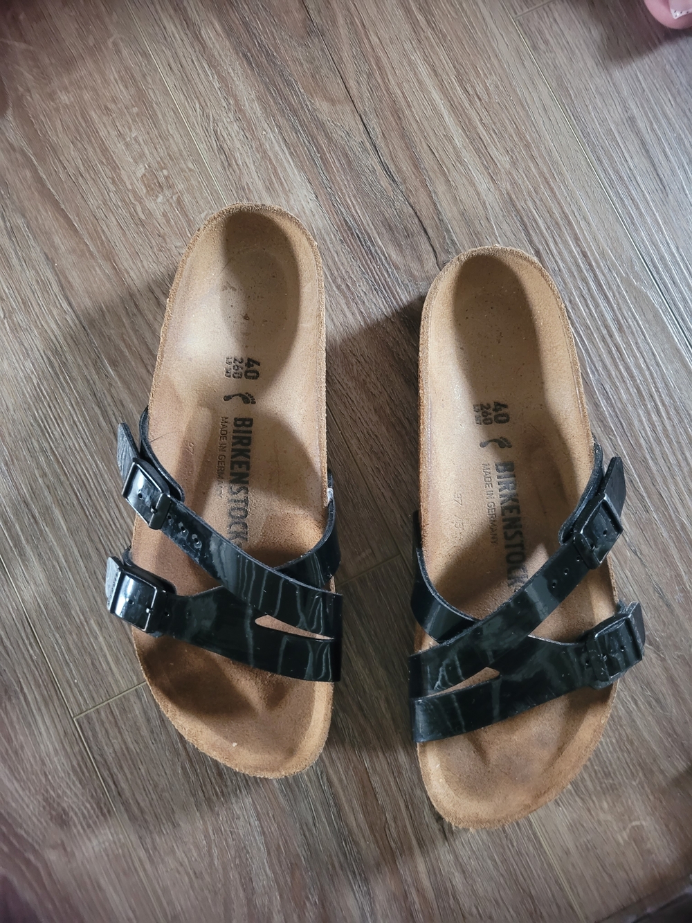 Birkenstock Yao Black Patent Sandals Womens Size 40 or 9.5
